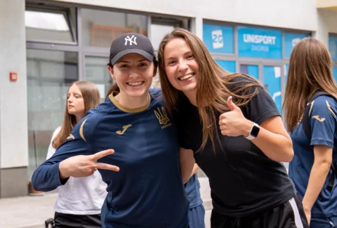 Women’s teams arrive with laughter, dance and team spirit